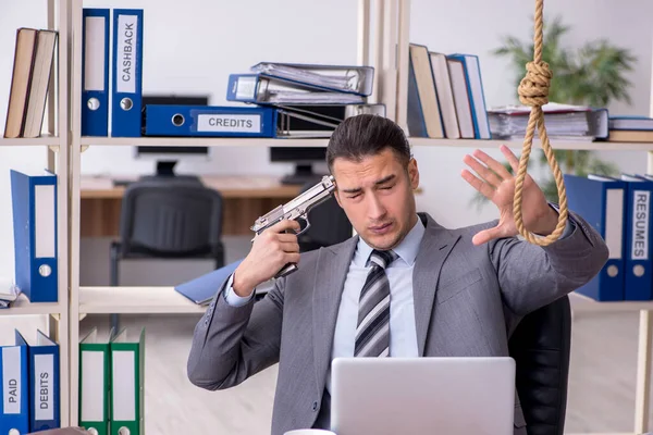 Junge männliche Angestellte begeht Selbstmord am Arbeitsplatz — Stockfoto