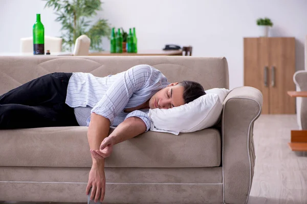 Jonge alcoholist drinkt thuis wijn — Stockfoto