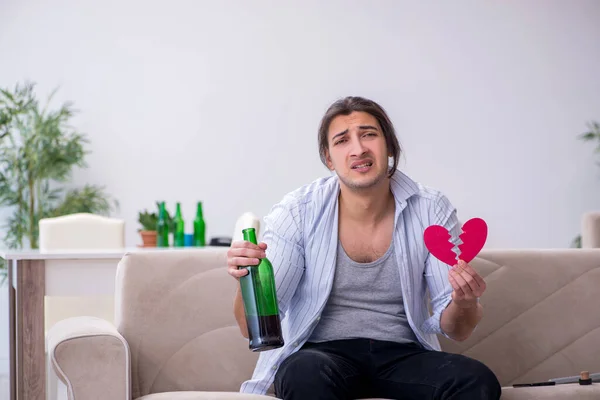 Jeune homme alcoolique dans l'amour non partagé concept — Photo