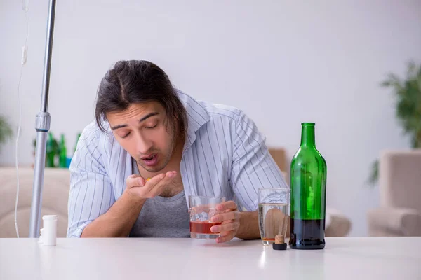 Joven en el concepto de tratamiento de la adicción al alcohol —  Fotos de Stock