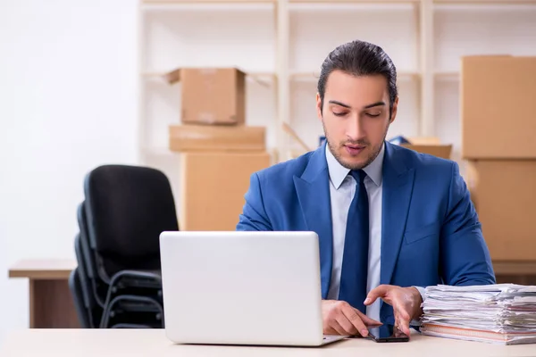 Joven empleado masculino en concepto de reubicación — Foto de Stock