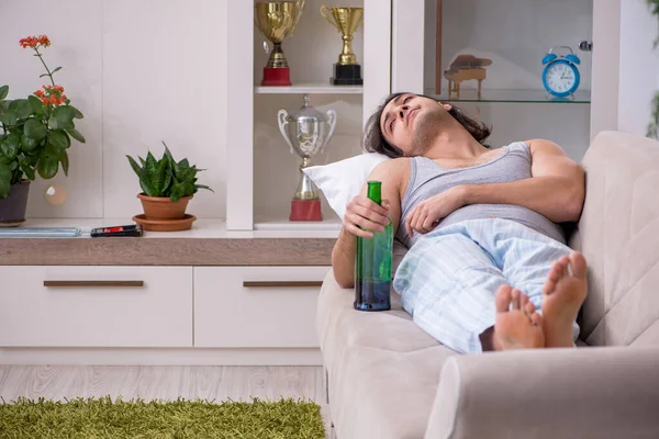 Man ex-champion suffering from alcoholism at home — Stock Photo, Image