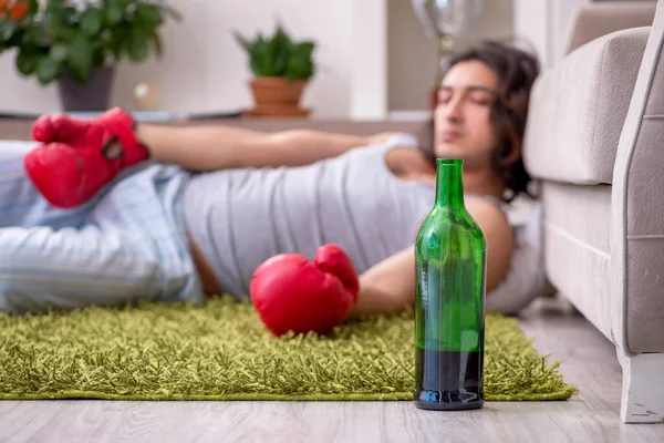 Mannelijke ex-kampioen bokser lijdt aan alcoholisme thuis — Stockfoto