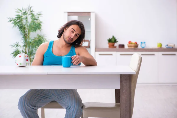 Jeune homme se réveillant à la maison — Photo