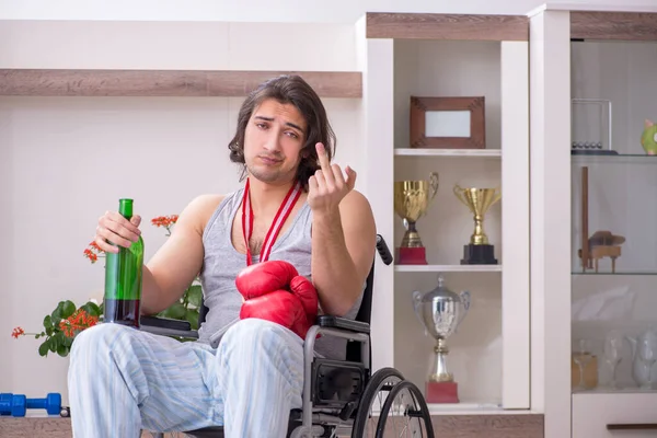 Чоловічий колишній боксер в інвалідному кріслі, який страждає від алкоголізму — стокове фото
