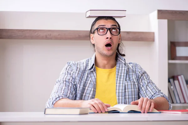 Giovane studente maschio preparazione per l'esame a casa — Foto Stock