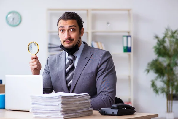 Ung manlig anställd i självkarantän koncept — Stockfoto