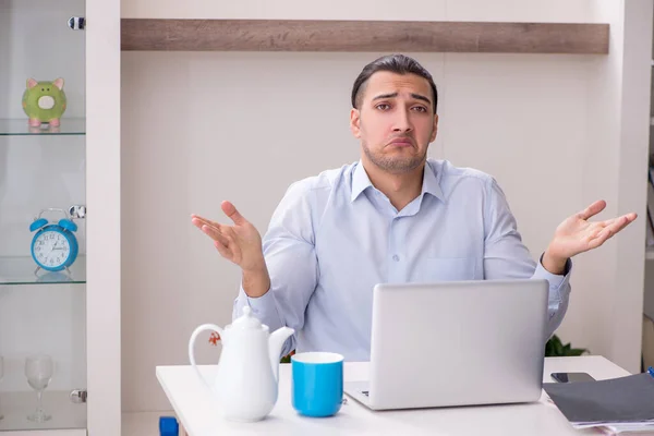 Joven empleado masculino que trabaja desde la casa — Foto de Stock