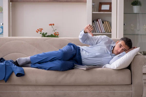 Jonge mannelijke werknemer die vanuit huis werkt — Stockfoto