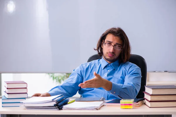 Giovane insegnante maschio in classe — Foto Stock