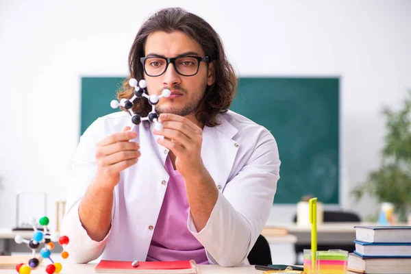 Joven físico masculino en el aula — Foto de Stock