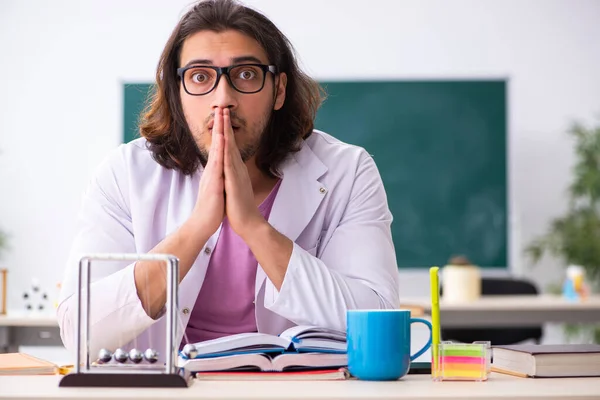 Jonge mannelijke fysicus in de klas — Stockfoto