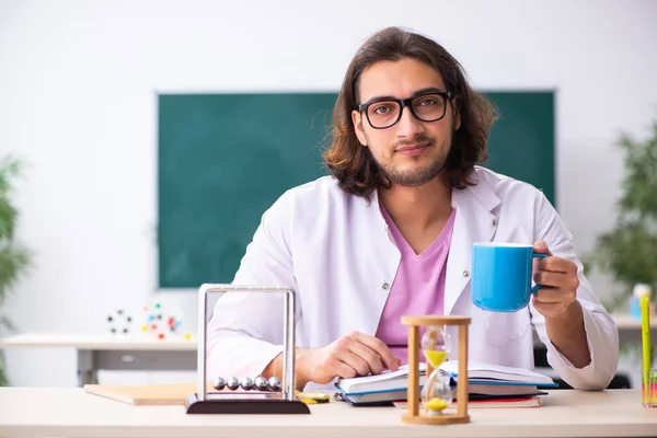 Junge männliche Physiker im Klassenzimmer — Stockfoto