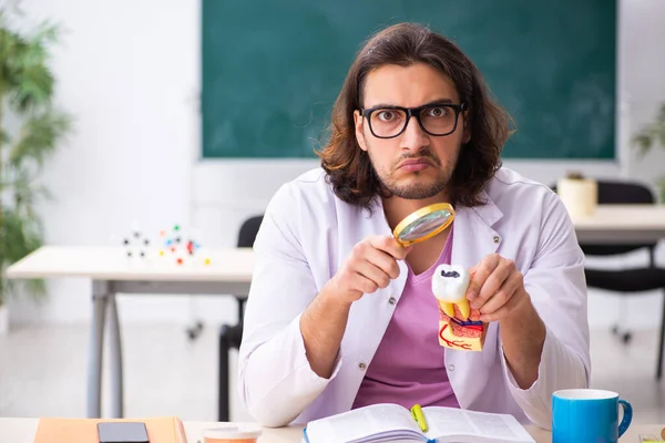 Jovem dentista na sala de aula — Fotografia de Stock