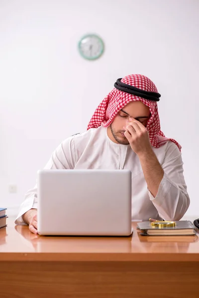 Fiatal férfi arab alkalmazott dolgozik az irodában — Stock Fotó