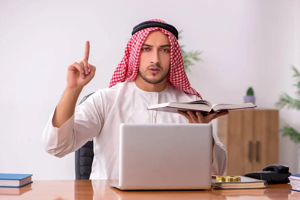 Jonge mannelijke Arabisch werknemer werkzaam in het kantoor — Stockfoto