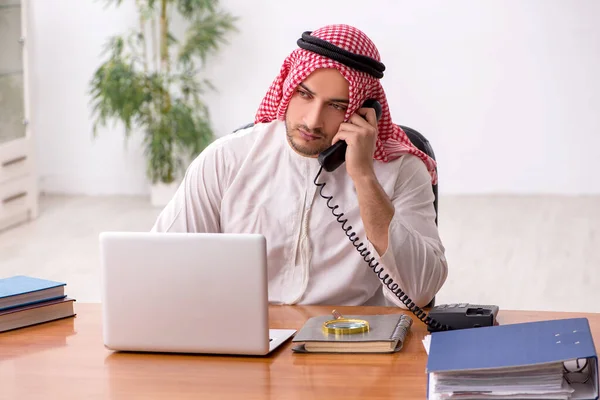 Νεαρός Άραβας υπάλληλος που εργάζεται στο γραφείο — Φωτογραφία Αρχείου