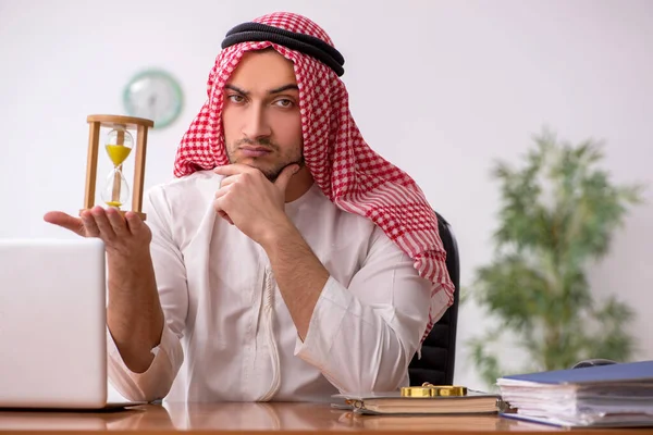 Mladý mužský arabský zaměstnanec pracující v kanceláři — Stock fotografie
