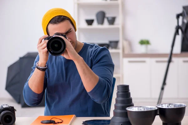 Mladý muž fotograf pracující ve studiu — Stock fotografie