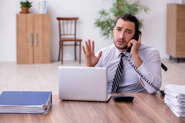 Junge behinderte Mitarbeiter leiden am Arbeitsplatz — Stockfoto