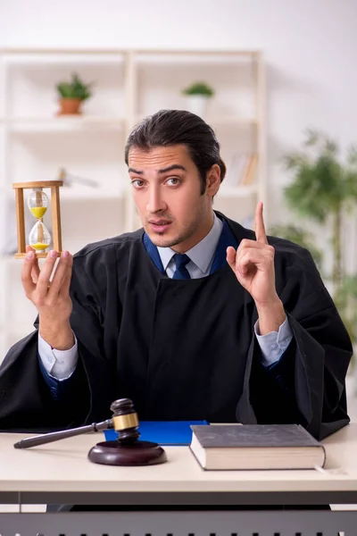 Fiatal férfi bíró az időgazdálkodás koncepciójában — Stock Fotó