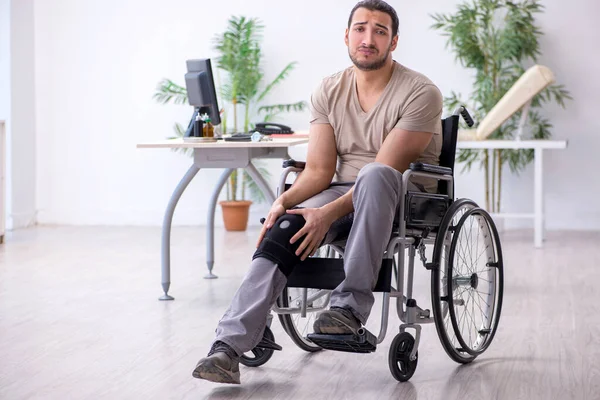 Junger Mann im Rollstuhl am Bein verletzt — Stockfoto