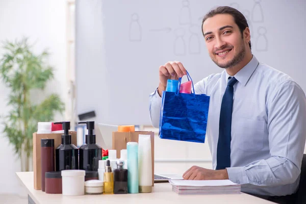Jovem shopaholic masculino no conceito de e-commerce — Fotografia de Stock