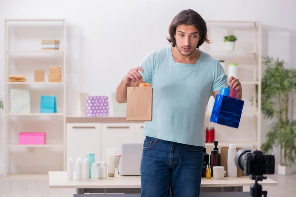 Joven hombre shopaholic grabación de vídeo para su blog —  Fotos de Stock