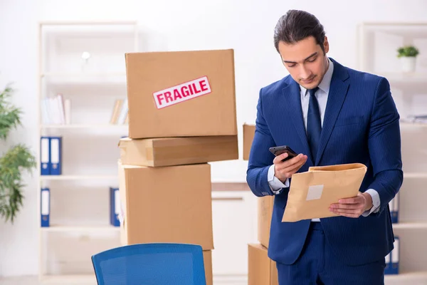 Jeune spécialiste de la logistique masculine travaillant dans le bureau — Photo