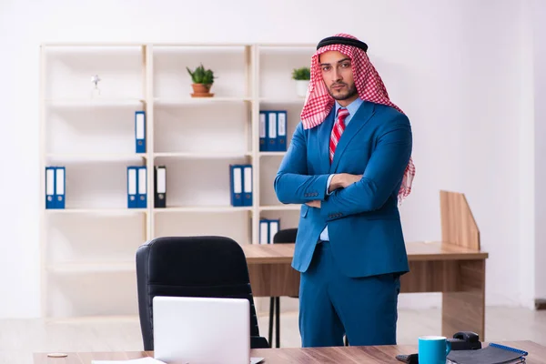 Ung man arab anställd arbetar i ämbetet — Stockfoto