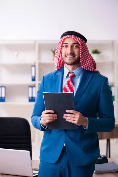 Giovane dipendente arabo maschile che lavora in ufficio — Foto Stock