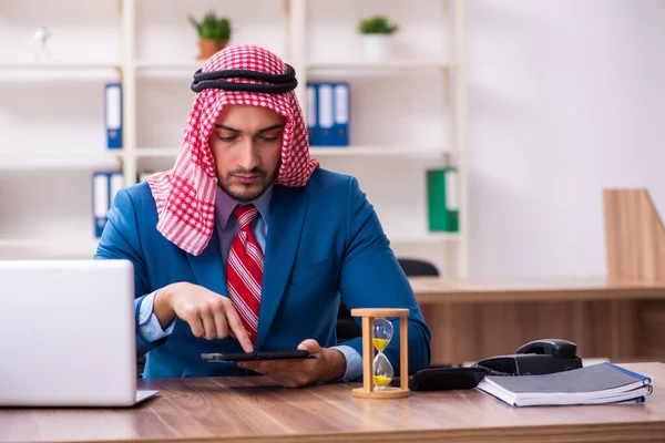 Ung man arab anställd arbetar i ämbetet — Stockfoto