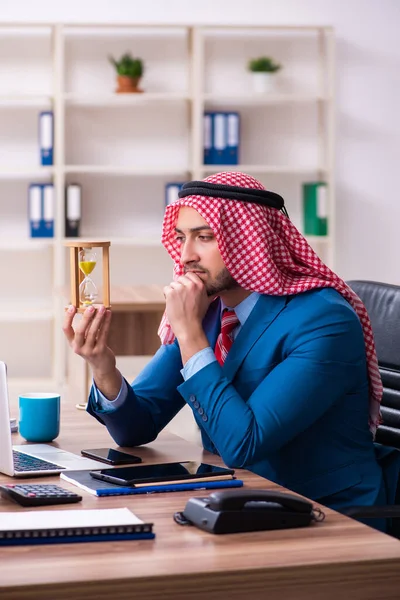 Giovane dipendente arabo maschile che lavora in ufficio — Foto Stock