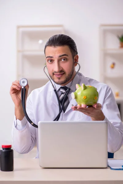 Klinikte çalışan genç erkek doktor. — Stok fotoğraf