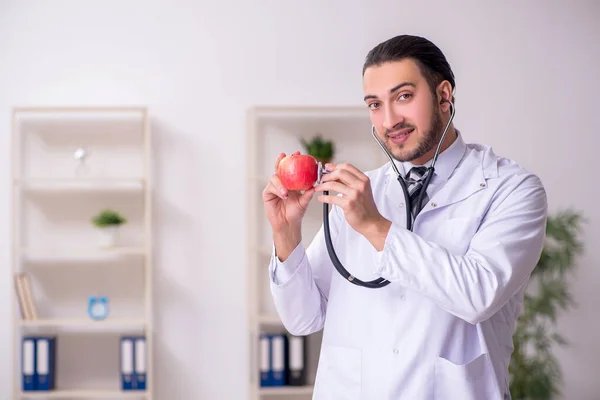 Klinikte çalışan genç erkek doktor. — Stok fotoğraf