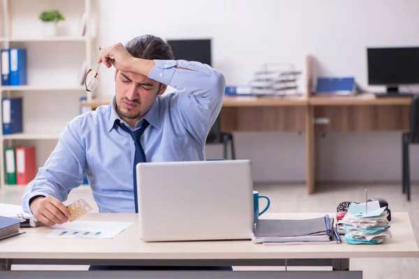 Sjuk manlig anställd som lider på arbetsplatsen — Stockfoto