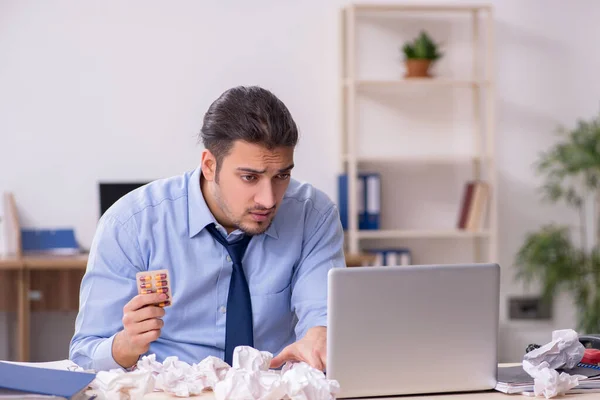 Sick male employee suffering at workplace — Stock Photo, Image