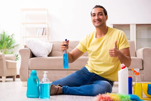 Giovane appaltatore maschio che fa i lavori domestici a casa — Foto Stock