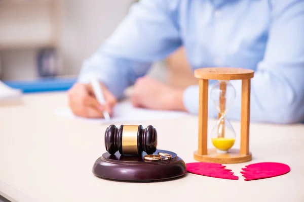 Jovem no tribunal em divórcio conceito — Fotografia de Stock