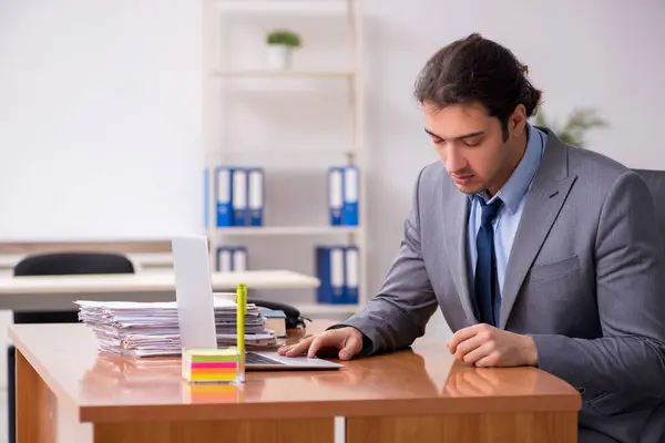 Junge männliche Angestellte schlafen im Büro — Stockfoto