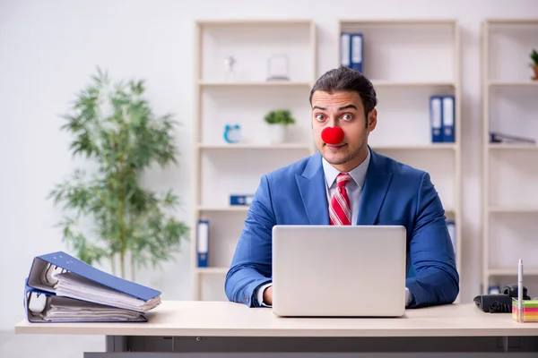 Divertente clown dipendente che lavora in ufficio — Foto Stock