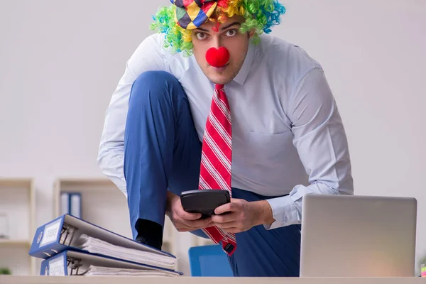 Funny zaměstnanec klaun pracující v kanceláři — Stock fotografie