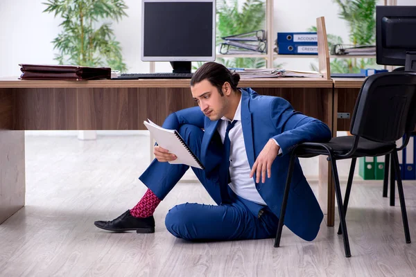 Joven hombre de negocios empleado en el lugar de trabajo — Foto de Stock