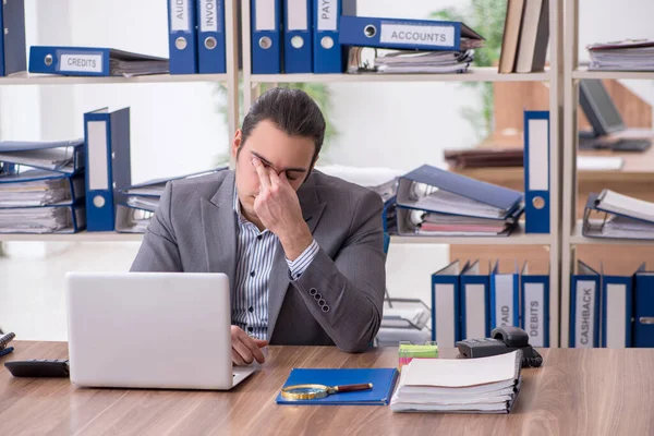 Jeune homme d'affaires salarié sur le lieu de travail — Photo