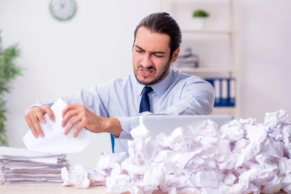 Biznesmen odrzucający nowe pomysły z mnóstwem papierów — Zdjęcie stockowe