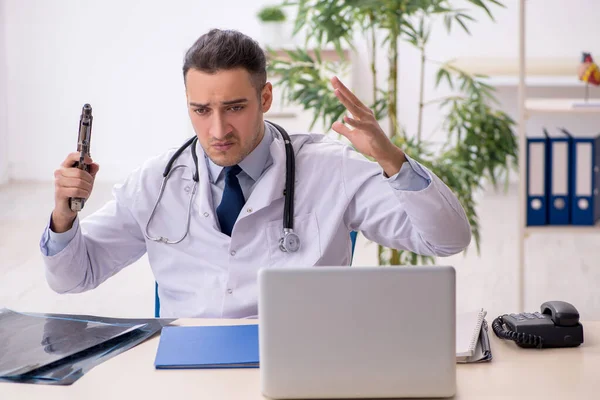 Jonge mannelijke arts werkzaam in de kliniek — Stockfoto