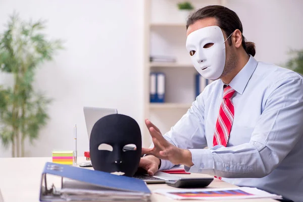 Manlig anställd med mask i hipokritiskt begrepp — Stockfoto