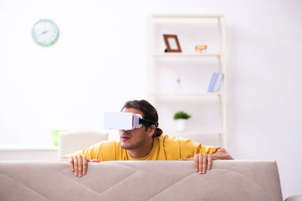 Jongeman met virtual reality bril thuis — Stockfoto