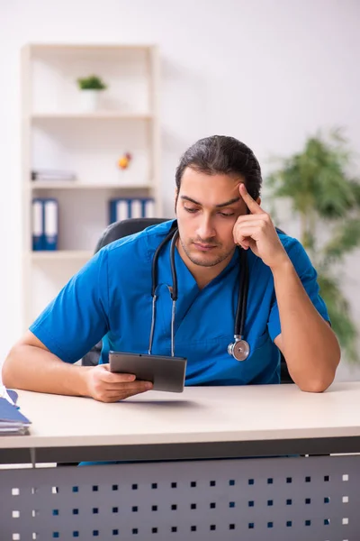 Teletıp konseptinde genç bir doktor. — Stok fotoğraf