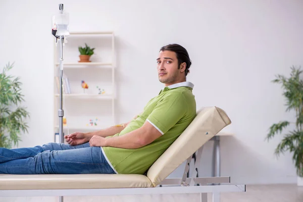 Un joven esperando al médico en la clínica —  Fotos de Stock